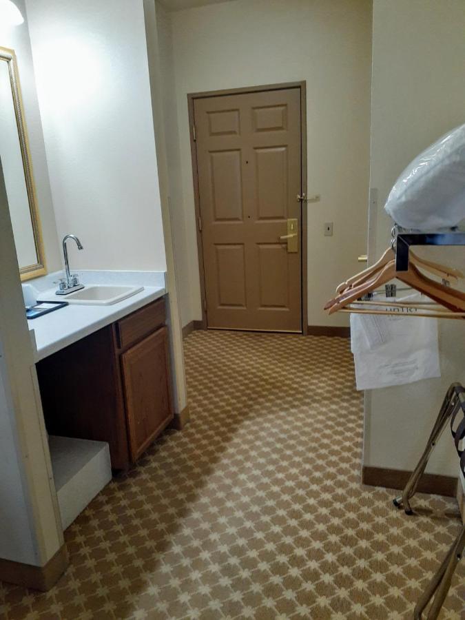 Country Inn & Suites By Radisson, Freeport, Il Екстериор снимка